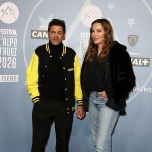 Jamel Debbouze et sa femme Mélissa Theuriau - Tapis rouge lors du 29ème Festival International du Film de Comédie de l'Alpe d'Huez le 21 Janvier 2026. © Dominique Jacovides/Bestimage