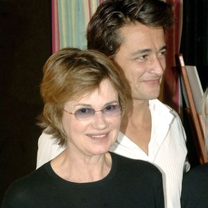 Les acteurs français Miou Miou et Richaud Valls, membres de l'équipe du film 'Avril' de Gerald Hustache Mathieu posent avant de recevoir le prix Lucien Barrière au Fouquet's à Paris le 31 mai 2006. Photo Giancarlo Gorassini/ABACAPRESS.COM