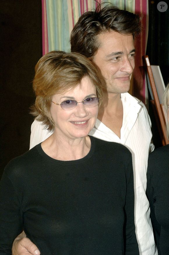Les acteurs français Miou Miou et Richaud Valls, membres de l'équipe du film 'Avril' de Gerald Hustache Mathieu posent avant de recevoir le prix Lucien Barrière au Fouquet's à Paris le 31 mai 2006. Photo Giancarlo Gorassini/ABACAPRESS.COM