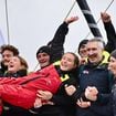 Violette Dorange a bouclé son Vendée Globe ! Retrouvailles avec tous ses proches aux Sables d'Olonne, dont sa soeur Rose qui lui ressemble tant