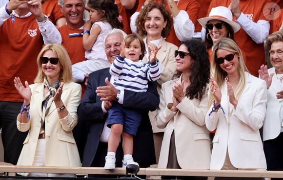 Sebastián Nadal,  Ana María Parera, Xisca Perello, Rafael Junior, Maribel Nadal - Hommage à Rafael Nadal lors des internationaux de France de tennis à Roland Garros le 25 mai 2025.

© Dominique Jacovides / Cyril Moreau / Bestimage