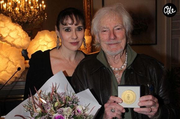 Hugues Aufray et sa femme Murielle - Hugues Aufray reçoit la médaille Grand Vermeil de la ville des mains d'Anne Hidalgo, à l'hôtel de ville de Paris le 18 décembre 2025. © Philippe Baldini/Bestimage