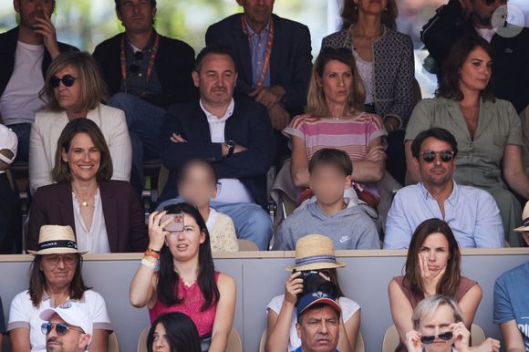 Julian Bugier avec sa femme Claire Fournier et leurs enfants Lucien et Gabrielle - Célébrités dans les tribunes de la finale homme des Internationaux de France de tennis de Roland Garros 2024 à Paris le 9 juin 2024. © Jacovides-Moreau/Bestimage