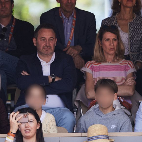 Julian Bugier avec sa femme Claire Fournier et leurs enfants Lucien et Gabrielle - Célébrités dans les tribunes de la finale homme des Internationaux de France de tennis de Roland Garros 2024 à Paris le 9 juin 2024. © Jacovides-Moreau/Bestimage