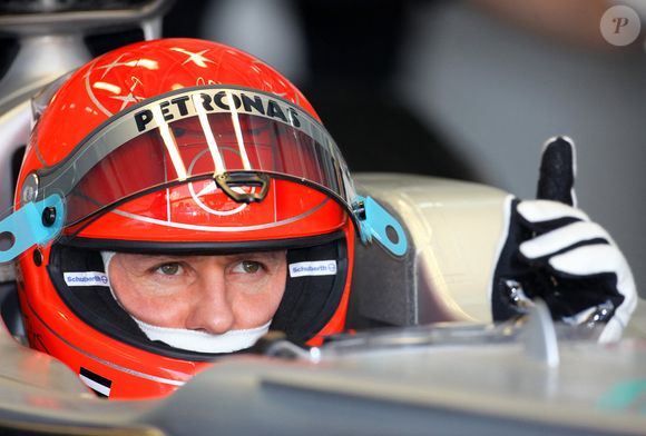 Le pilote allemand de Formule 1 Michael Schumacher de Mercedes GP lors de la première séance d'entraînement sur le circuit international de Bahreïn à Sakhir, Bahreïn, le 12 mars 2010. Photo by Jens Buettner/DPA/Cameleon/ABACAPRESS.COM