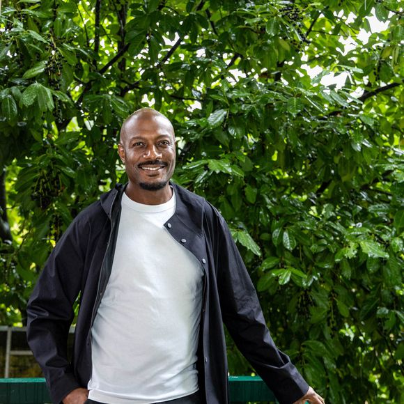 Harry Roselmack participe à la séance annuelle de dédicaces à la Foret des Livres à Chanceaux-Pres-Loches, près de Tours, France, le 31 août 2025. Photo par Pascal Avenet/ABACAPRESS.COM