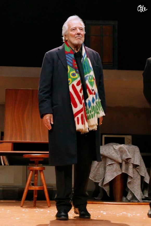 Exclusif - Pierre Arditi salut le public à la fin de la Générale de la Pièce « Je me souviendrai… de presque tout » au Théâtre Montparnasse à Paris le 18 Septembre 2025. © Bertrand Rindoff / Bestimage