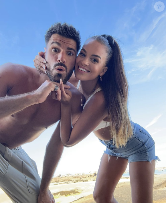 Prise en photo dans un cadre magnifique, avec un coucher de soleil et une mer calme en arrière-plan, Jessika apparaît radieuse, présentant sa main gauche devant l'objectif pour dévoiler sa belle bague sertie d'un gros diamant ultra brillant ! 

Jordan Mouillerac en couple avec la belle Jessika. Instagram