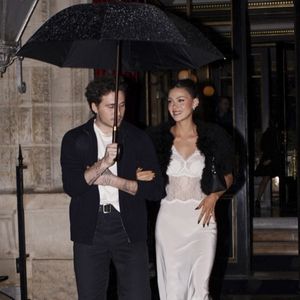 La légende du football David Beckham et sa femme Victoria ont été aperçus quittant l'hôtel La Réserve avec leur famille pour un dîner à Paris. Sur la photo : Brooklyn Beckham, Nicola Peltz. (Backgrid USA / Bestimage).