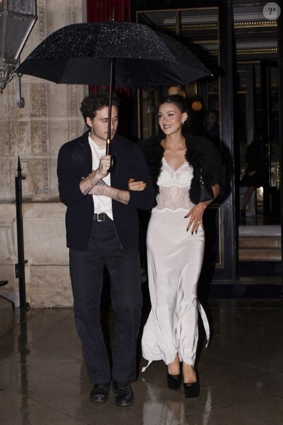 La légende du football David Beckham et sa femme Victoria ont été aperçus quittant l'hôtel La Réserve avec leur famille pour un dîner à Paris. Sur la photo : Brooklyn Beckham, Nicola Peltz. (Backgrid USA / Bestimage).