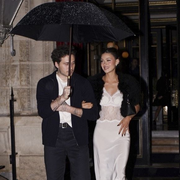 La légende du football David Beckham et sa femme Victoria ont été aperçus quittant l'hôtel La Réserve avec leur famille pour un dîner à Paris. Sur la photo : Brooklyn Beckham, Nicola Peltz. (Backgrid USA / Bestimage).