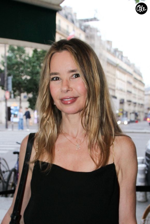 Romane Serda - Personnalités aux Deux Magots pour la 3ème édition du salon du livre à Saint-Germain-des-Prés "Des pages avant la plage" à Paris le 6 juin 2026 © Philippe Baldini / Bestimage