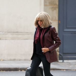 Exclusive - La Première Dame Brigitte Macron photographiée dans la rue à Paris, France, le 16 octobre 2025. Photo by Raphael Lafargue/ABACAPRESS.COM