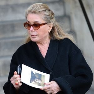 Catherine Deneuve - Personnalités aux obsèques de Jean-Paul Rappeneau en l’église Saint-Sulpice à Paris le 10 septembre 2026 ©Agence/Bestimage