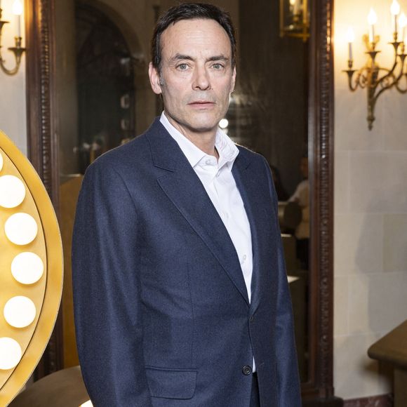 L'intrigue tourne autour d'un meurtre mystérieux à Saint-Émilion, reproduisant le crime d'une princesse du XIIIe siècle.

Anthony Delon - Photocall pour les 130 ans de Berluti lors de la fashion week à Paris 

© Olivier Borde /Bestimage