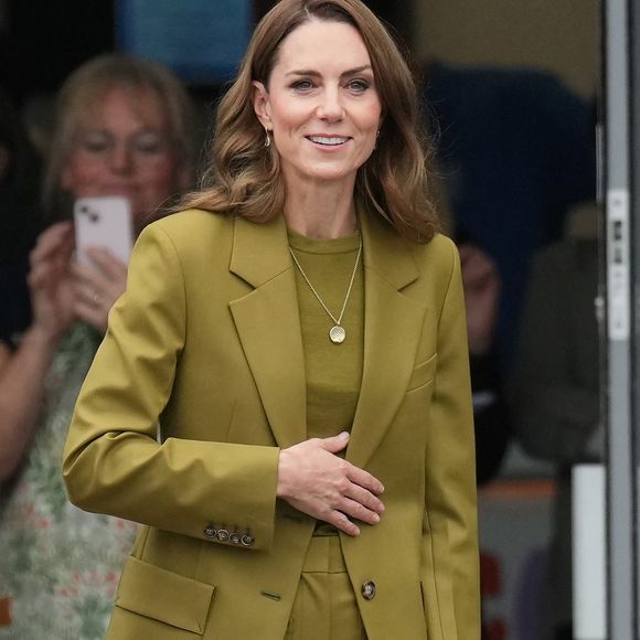 Pour cette sortie, Kate Middleton portait une tenue kaki.

Kate Middleton, princesse de Galles, lors d'une visite à Home-Start à Oxford, le 9 octobre 2025. Home-Start UK se prépare à déployer une formation auprès de son réseau de 9 000 bénévoles sur la base de la série explicative du Centre for Early Childhood de la Royal Foundation. Photo : PA Photo/ Bestimage