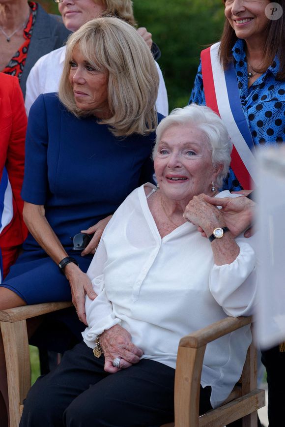 2RYXR5J inauguration du jardin des ambassadeurs "Line Renaud" en presence de cette derniere tres heureuse en compagnie de Brigitte Macron et d'Anne Hidalgo Photo by Alamy/ABACAPRESS.COM
