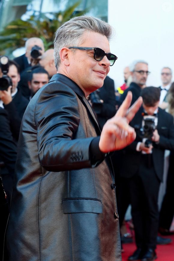 Pourtant, il suit chaque petit geste de sa fille avec émotion et tendresse.

Benjamin Biolay - Montée des marches du film « Marcello Mio » lors du 77ème Festival International du Film de Cannes, au Palais des Festivals à Cannes. Le 21 mai 2024 

© Christophe Clovis / Bestimage