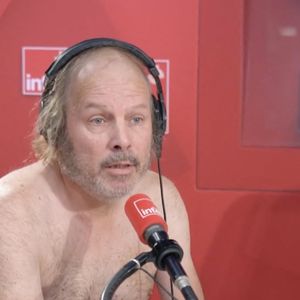 Philippe Katerine s’est mis tout nu pour sa première chronique sur France Inter le 29 août 2024.

© France Inter via Bestimage