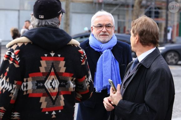 Pascal Praud arrive à la cérémonie funéraire de Rolland Courbis à l'église de la Madeleine à Paris, France, le 14 janvier 2026. Rolland Courbis, ancien footballeur français, entraîneur et commentateur médiatique au franc-parler, est décédé à l'âge de 72 ans. Photo par Jerome Domine/ABACAPRESS.COM