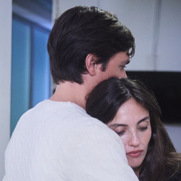 Exclusif - Alain-Fabien Delon avec sa compagne Laura Bensadoun en backstage de de l'émission "C à Vous" à Paris, France, le 18 octobre 2024. © Cyril Moreau/Bestimage