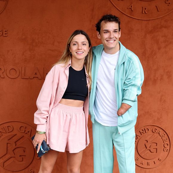 Théo Curin est aujourd'hui un homme amoureux, et ce depuis trois ans, de Marie-Camille Fabas. 

Théo Curin et sa compagne Marie-Camille au village lors des Internationaux de France de tennis de Roland Garros 2023, à Paris, France, le 11 juin 2023. 

© Jacovides-Moreau/Bestimage