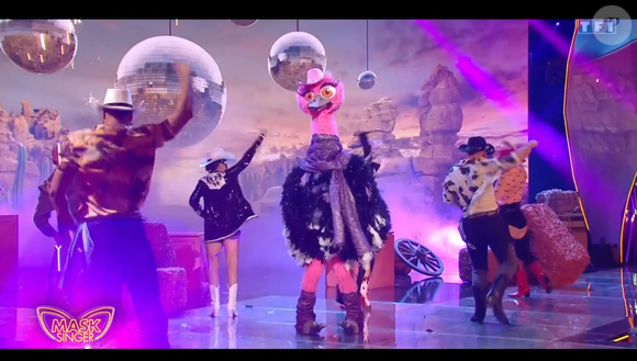 L'Autruche démasquée dans "Mask Singer 2025" par Chantal Ladesou et Laurent Ruquier. Il s'agit de Jeanfi Janssens. Emission du 2 mai 2025.