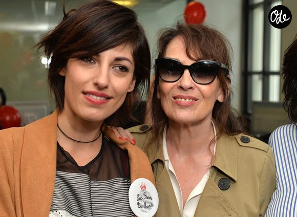 Une enfance parisienne très libre, sans voiture, passée à arpenter les rues et les quais, avec des parents qui lui accordaient une grande confiance.

Jennifer Ayache et sa mère Chantal Lauby lors de la 13ème édition du Charity Day dans la salle des marchés d'Aurel BGC dans le quartier de la Bourse à Paris
© Veeren / Bestimage