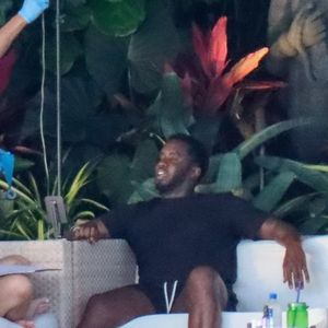 Exclusif - Sean Combs (P. Diddy, Puff Daddy) s'injecte en intraveineuse un sérum vitaminé tout en buvant un verre avec des amis chez lui à Los Angeles, le 1er juin 2022. © Backgrid USA / Bestimage