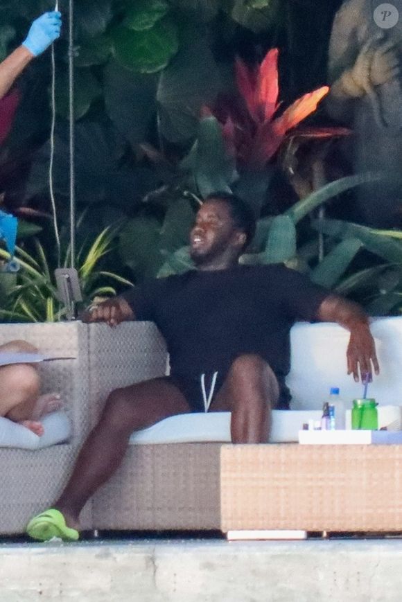 Exclusif - Sean Combs (P. Diddy, Puff Daddy) s'injecte en intraveineuse un sérum vitaminé tout en buvant un verre avec des amis chez lui à Los Angeles, le 1er juin 2022. © Backgrid USA / Bestimage