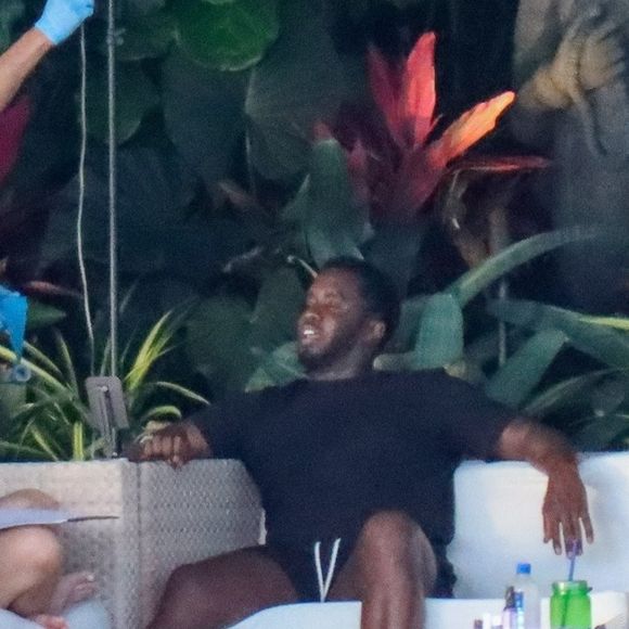 Exclusif - Sean Combs (P. Diddy, Puff Daddy) s'injecte en intraveineuse un sérum vitaminé tout en buvant un verre avec des amis chez lui à Los Angeles, le 1er juin 2022. © Backgrid USA / Bestimage
