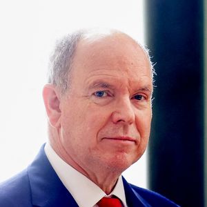 Le prince Albert II de Monaco est accueilli par le maire, Michaël Grandin, dans le château des Matignon, aujourd'hui hôtel de ville de Torigny-les-Villes, France, le 10 avril 2025. Le Prince assiste à une conférence de présentation d'un ouvrage sur Jacques III de Matignon, comte de Torigni (1644-1725), qui vient d'être publié en cette année de tricentenaire de sa disparition. © Dominique Jacovides/Bestimage