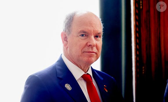Le prince Albert II de Monaco est accueilli par le maire, Michaël Grandin, dans le château des Matignon, aujourd'hui hôtel de ville de Torigny-les-Villes, France, le 10 avril 2025. Le Prince assiste à une conférence de présentation d'un ouvrage sur Jacques III de Matignon, comte de Torigni (1644-1725), qui vient d'être publié en cette année de tricentenaire de sa disparition. © Dominique Jacovides/Bestimage