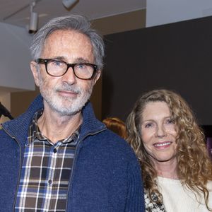 Thierry Lhermitte a révélé sur Bel RTL que son épouse Hélène apparaît dans les trois volets des Bronzés.

Exclusif - Thierry Lhermitte et sa femme Hélène - Soirée privée pour le lancement de la collaboration de la marque Nathalie Blanc avec Lorenz Bäumer à Paris. © Pierre Perusseau/Bestimage