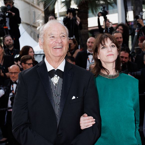 Bill Murray et Charlotte Gainsbourg à la montée des marches du film « The Phoenician Scheme » lors du 78ème Festival International du Film de Cannes, au Palais des Festivals à Cannes. Le 18 mai 2025. © Jacovides-Moreau / Bestimage