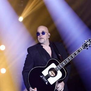 Malgré les difficultés, il souhaite continuer à donner le maximum à son public.

Pascal Obispo, lors de l'enregistrement de l'émission "La fête de la chanson française - 20 ans d'émotions" présentée par L.Thilleman et A.Manoukian, et diffusée le 17 avril sur France 3 à Paris, France, le 9 décembre 2025. © Jack Tribeca/Bestimage