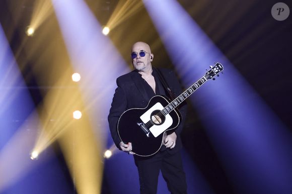Malgré les difficultés, il souhaite continuer à donner le maximum à son public.

Pascal Obispo, lors de l'enregistrement de l'émission "La fête de la chanson française - 20 ans d'émotions" présentée par L.Thilleman et A.Manoukian, et diffusée le 17 avril sur France 3 à Paris, France, le 9 décembre 2025. © Jack Tribeca/Bestimage