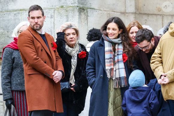 Gabrièle Laborde en famille avec son fils Saul (de dos) - Arrivées aux obsèques de C.Laborde en l’église Saint-Roch à Paris, le 6 février 2025. © Jacovides - Moreau / Bestimage