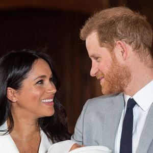 Archie et Lilibet ne sont pas revenus au Royaume-Uni depuis plusieurs années.

Le prince Harry et Meghan Markle, duc et duchesse de Sussex,  présentent leur fils Archie Harrison Mountbatten-Windsor  dans le hall St George au château de Windsor le 8 mai 2019. Photo par AGENCE / BESTIMAGE