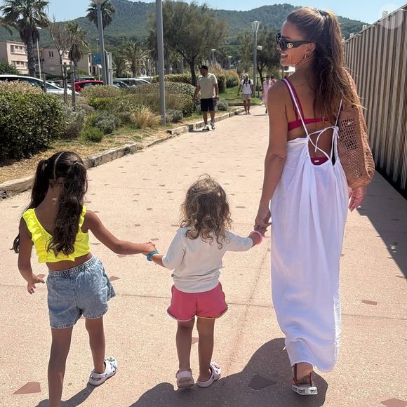 Vitaa passe ses vacances en famille, en compagnie de sa petite dernière, Noa, âgée de trois ans. Compte Instagram de Vitaa / Publication du 11 août 2025