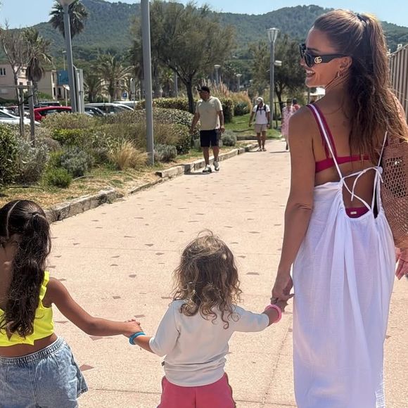 Vitaa passe ses vacances en famille, en compagnie de sa petite dernière, Noa, âgée de trois ans. Compte Instagram de Vitaa / Publication du 11 août 2025