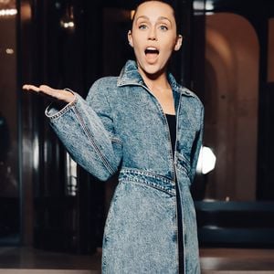Miley Cyrus, dans une tenue en jean Alaïa, rentre à son hotel à Paris, France© Tiziano Da Silva/Bestimage