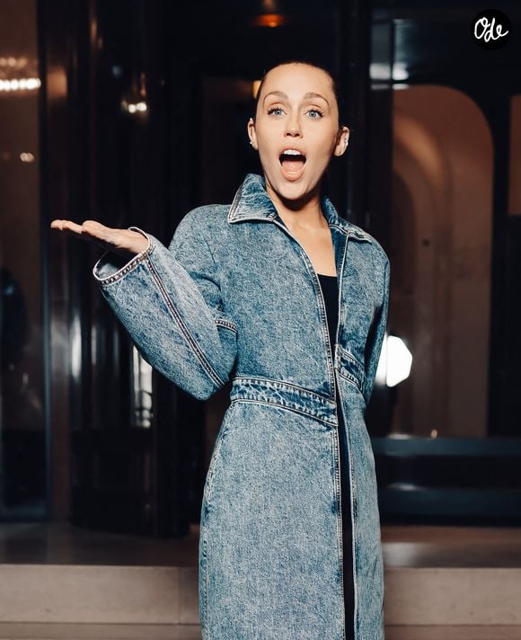 Miley Cyrus, dans une tenue en jean Alaïa, rentre à son hotel à Paris, France© Tiziano Da Silva/Bestimage