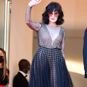 Isabelle Adjani - Montée des marches du film « De son vivant » lors du 74ème Festival International du Film de Cannes. Le 10 juillet 2021