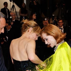 Isabelle Huppert a dû s’y rendre à plusieurs fois pour se décoincer

Thierry Klifa, Marina Foïs, Isabelle Huppert - Montée des marches du film « La femme la plus riche du monde » lors du 78ème Festival International du Film de Cannes, au Palais des Festivals à Cannes. Le 18 mai 2025
© Jacovides-Moreau / Bestimage