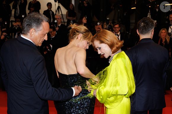 Isabelle Huppert a dû s’y rendre à plusieurs fois pour se décoincer

Thierry Klifa, Marina Foïs, Isabelle Huppert - Montée des marches du film « La femme la plus riche du monde » lors du 78ème Festival International du Film de Cannes, au Palais des Festivals à Cannes. Le 18 mai 2025
© Jacovides-Moreau / Bestimage