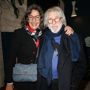 Pierre Richard et sa femme Ceyla Lacerda lors du dévoilement d'une plaque en hommage à Kenzo Takada saluant l'héritage du créateur japonais décédé en 2020 devant la Galerie Vivienne à Paris le 16 janvier 2024.

© Coadic Guirec/Bestimage