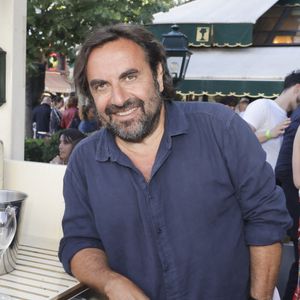 André Manoukian, à qui l'on souhaite un joyeux anniversaire ce mercredi, avait raconté en interview qu'il quitte souvent Paris pour rejoindre sa famille à la montagne.

André Manoukian lors de la soirée de l'été littéraire et musical aux Deux Magots à Paris. © Jack Tribeca / Bestimage