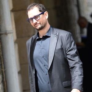 Éric Antoine devra bientôt retrouver les tournages de "La Roue de la fortune", "Le Juste prix" et "Les Traîtres", trois émissions qui fonctionnent très bien sur M6.
Éric Antoine lors de l'hommage rendu aux obsèques de Françoise Coquet au cimetière de Montmartre à Paris, France, le 24 juillet 2026.
© Bestimage