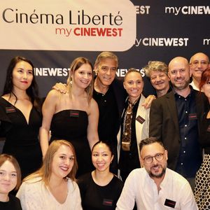 Exclusif - George Clooney inaugure le cinéma "Liberté" en présence du maire de Brignoles, Didier Brémond et le président de Cinéwest, Daniel Taillandier à Brignoles dans le Var le 7 novembre 2024. © Luc Boutria/Nice-Matin/Bestimage